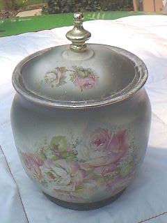 FloralTobaccoJar1.jpg (19503 bytes)