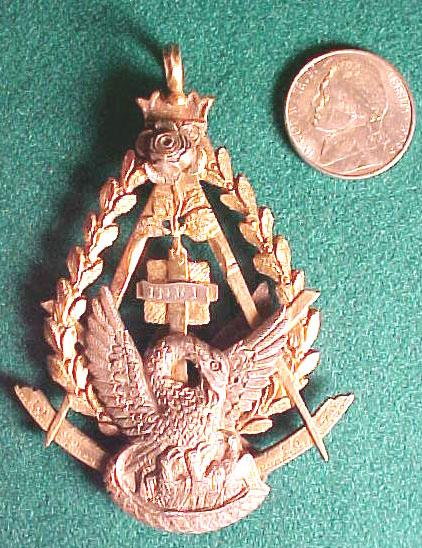 GoldPelicanFeedingHerBabiesJewel1.jpg (73474 bytes)