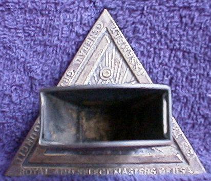 YR1915matchholder.jpg (37427 bytes)